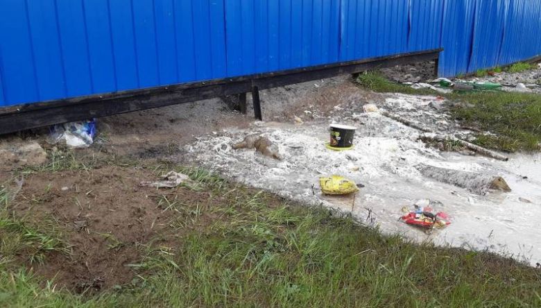Китайский резидент индустриального парка Кангалассы сливал сточные воды за забор Китайский резидент индустриального парка Кангалассы сливал сточные воды за забор