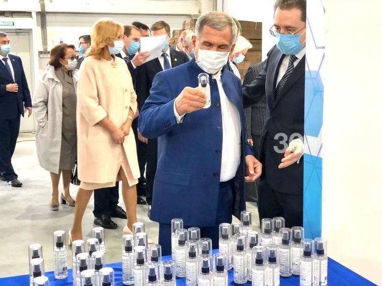 Минниханову в Химграде показали новые производства и продукцию против Covid-19 Минниханову в Химграде показали новые производства и продукцию против Covid-19